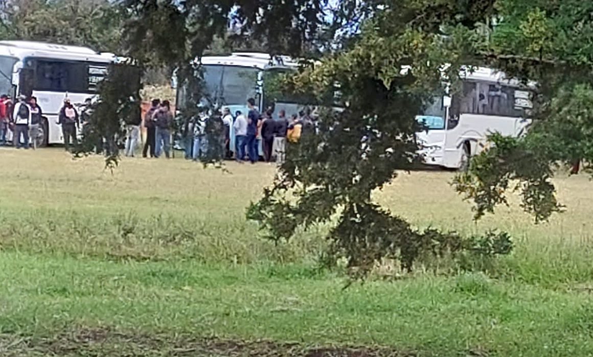 Acuden normalistas a reunión con petardos y bombas molotov, en Tlaxcala