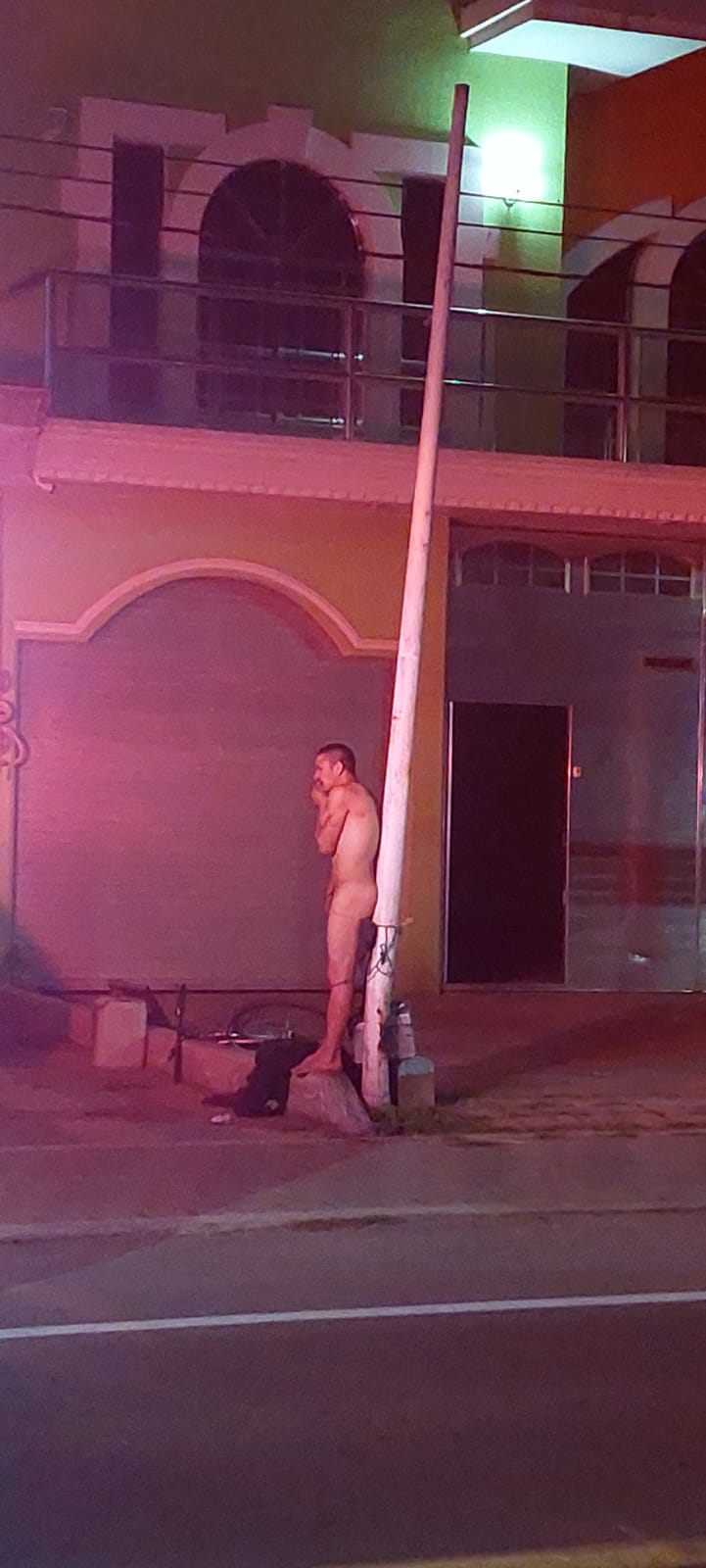 Atrapan a ladrón en Huactzinco; lo desnudaron y atararon a un poste 
