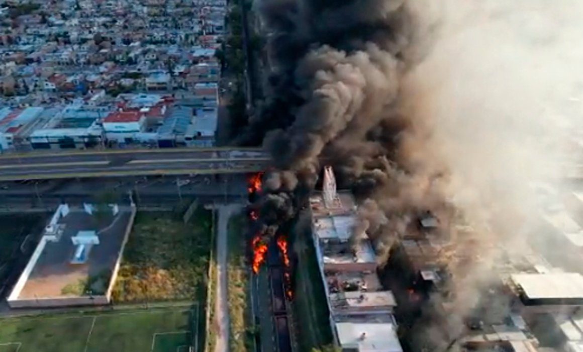 Tras explosión de pipa que intento ganarle a tren en Aguascalientes provoco daños a 120 viviendas; no se reportaron decesos