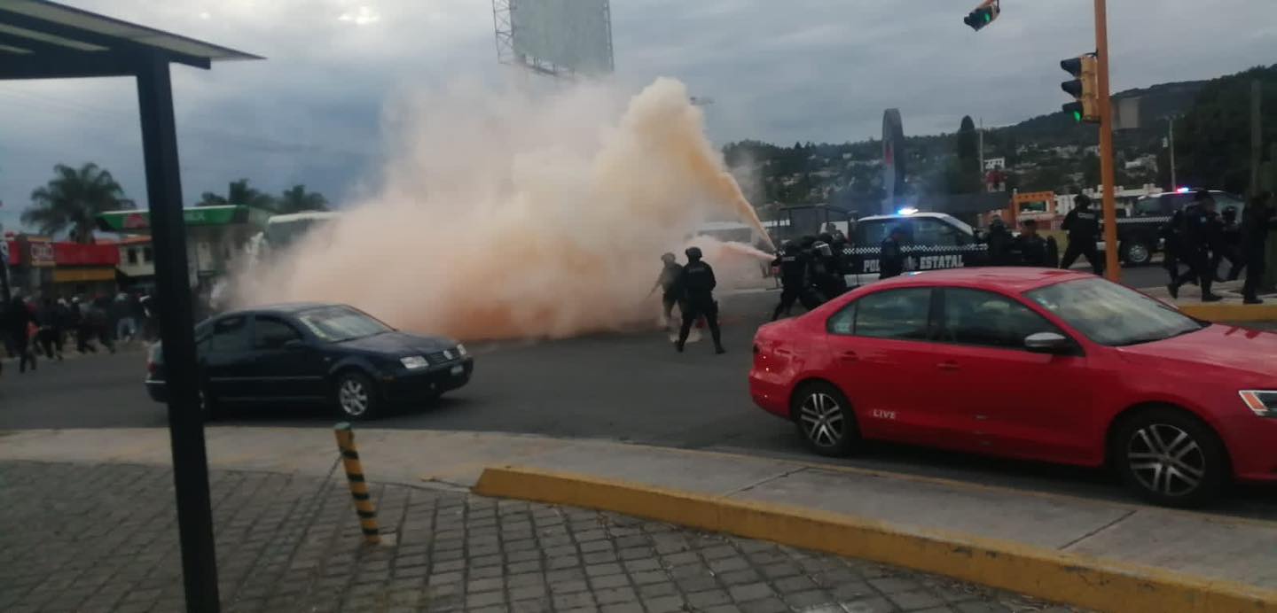 Usan granaderos gases lacrimógenos contra normalistas en Tlaxcala