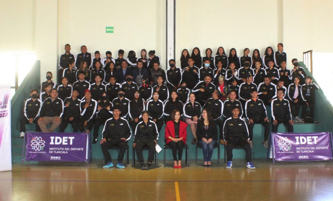 Abanderan delegación a participar en Juegos nacionales populares CONADE