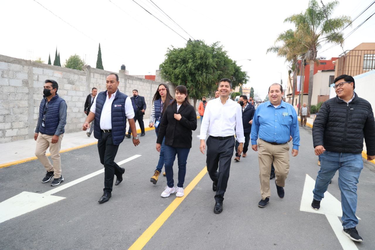 Por: Cortesía Entrega Eduardo Rivera calles rehabilitadas en Granjas de Puebla
