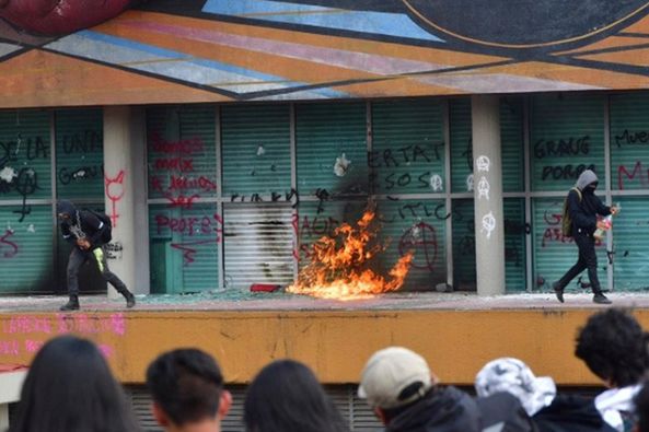 Por: Cortesía Estudiantes de la CCH Sur de la UNAM queman instalaciones en protesta por alumna violada por un profesor