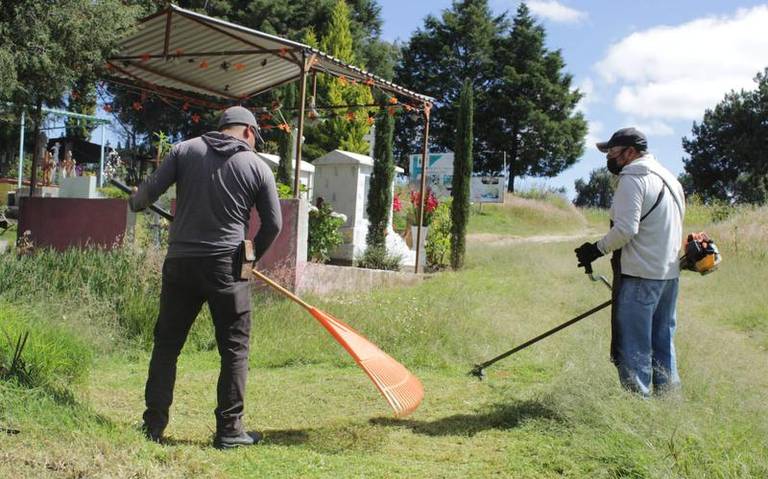 Ayuntamientos llevan a cabo labores de limpieza en panteones debido a próximas fechas festivas