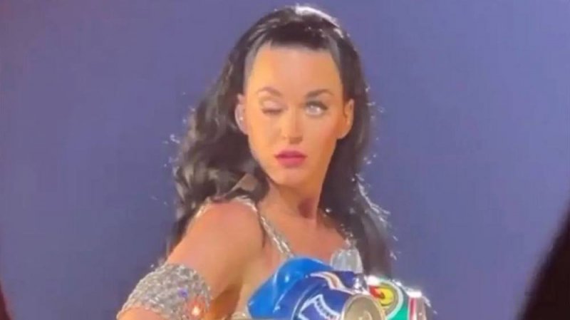 Por: Cortesía Katy Perry y sufre extraño incidente donde su párpado se sale de control en el escenario (Vídeo)