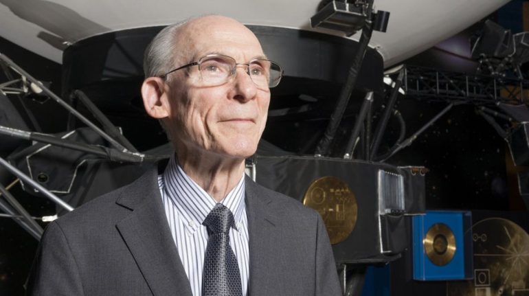 Por: Cortesía Edward Stone, único líder de la misión voyager de la NASA, se retira tras cincuenta años de servicio