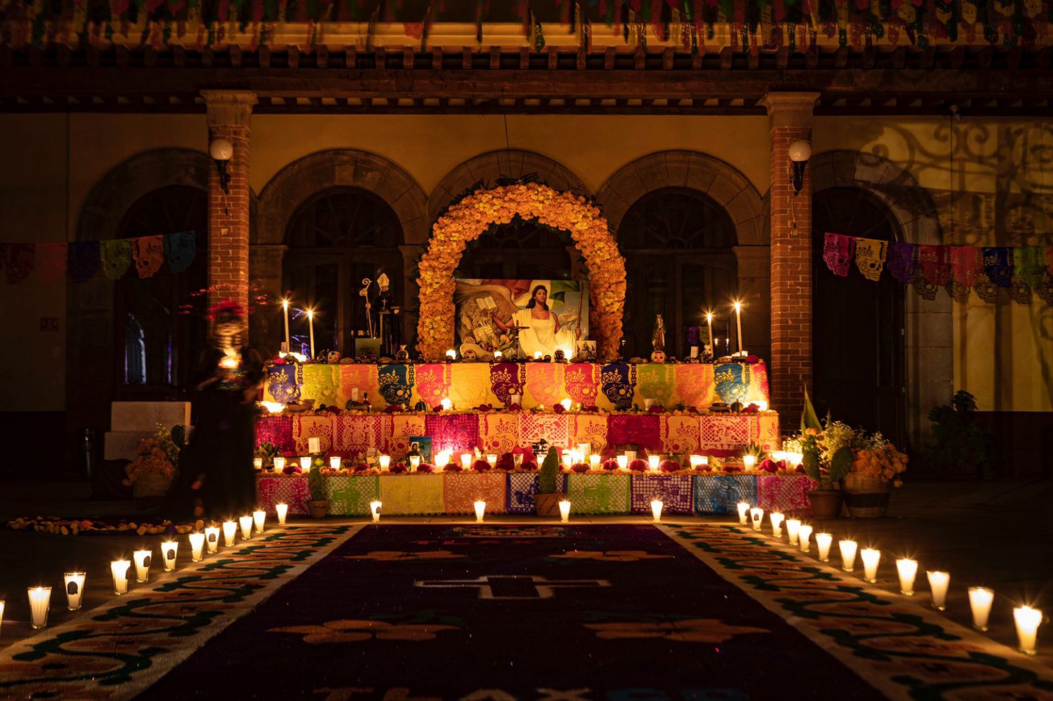 Resguarda Tlaxco costumbres mexicanas con ofrenda tradicional