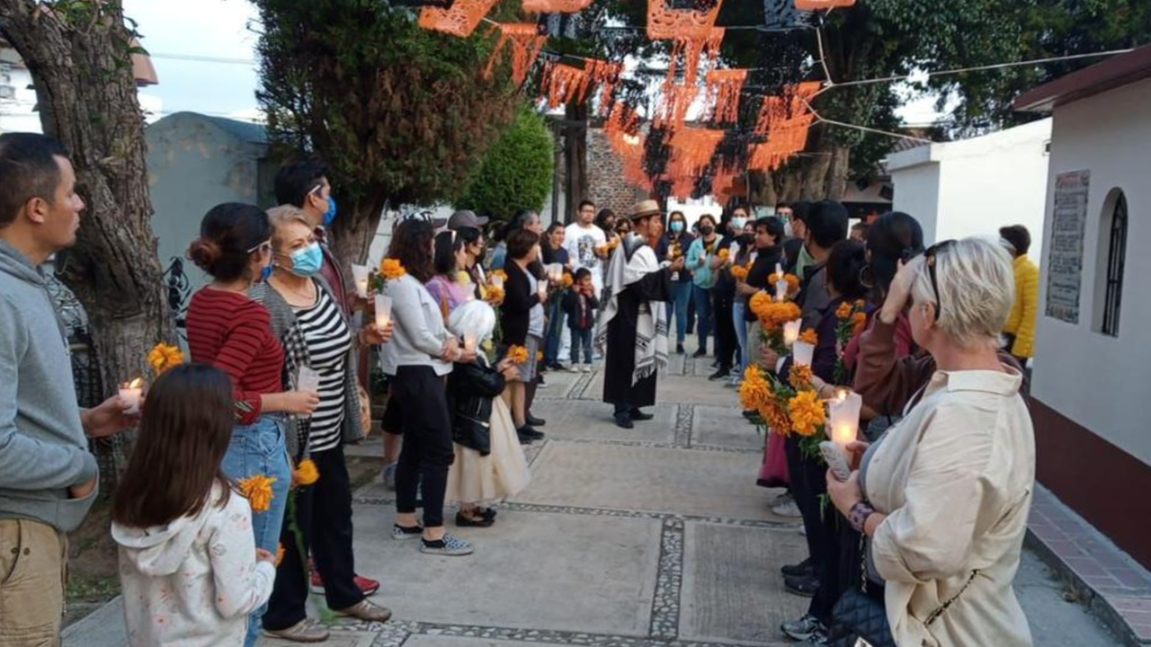 Por: Cortesía En San Pedro Cholula se efectuó un recorrido de leyendas en el panteón de la Magdalena