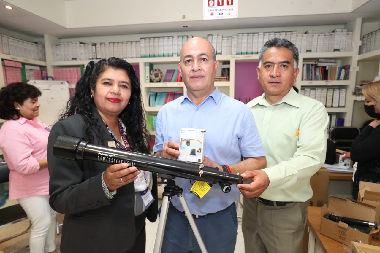 Entrega USET telescopios y bocinas a centros de atención múltiple