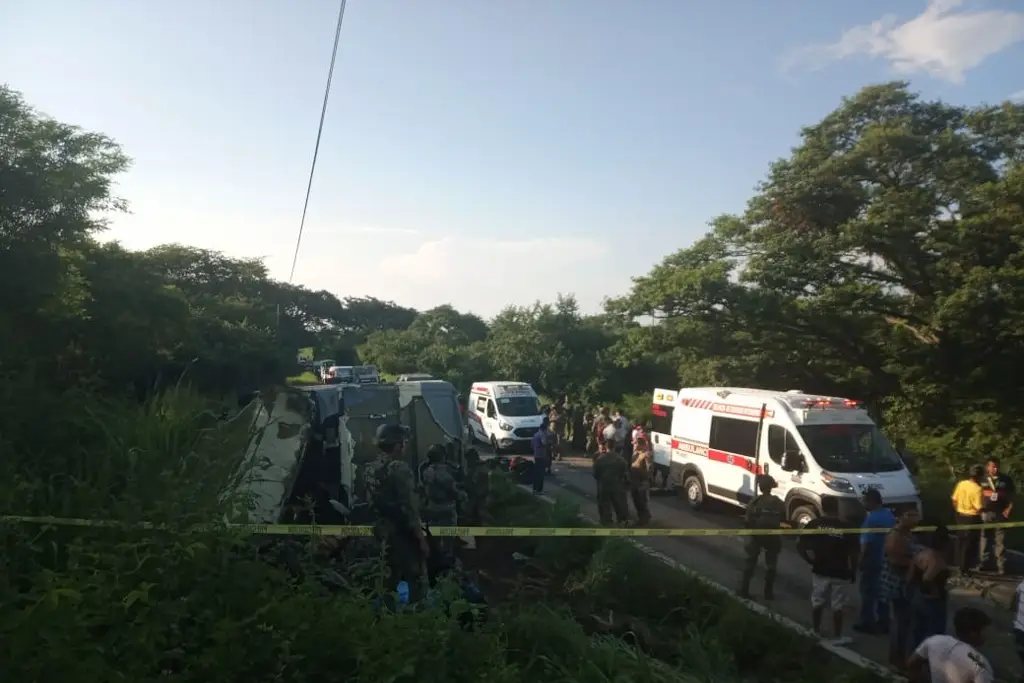 Por: Cortesía Vuelca camión en Oaxaca de la Semar reportan al menos un muerto y 17 heridos