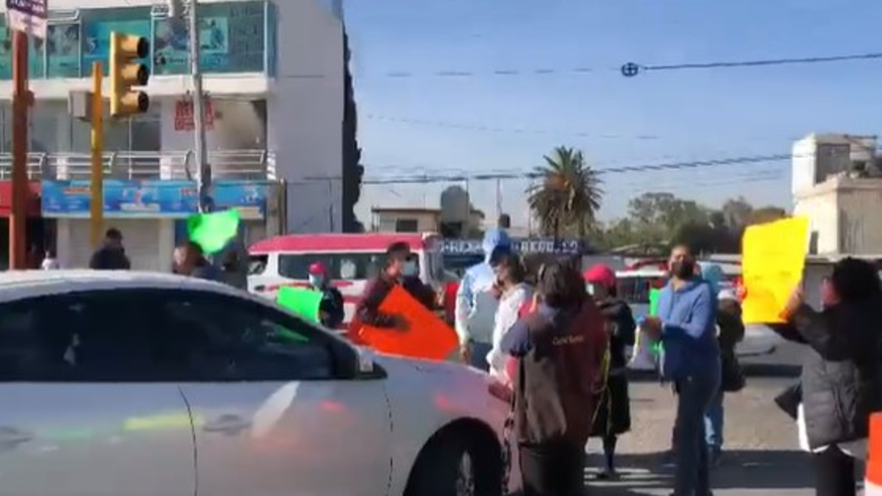 Por: Cortesía Padres de Familia se manifestaron sobre el Boulevard Forjadores para solicitar un conserje en una escuela primaria