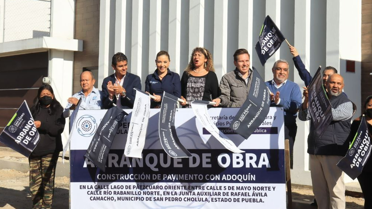 Por: Cortesía Ayuntamiento de San Pedro Cholula inició con las labores de adoquinamiento de la calle Lago de Pátzcuaro Oriente