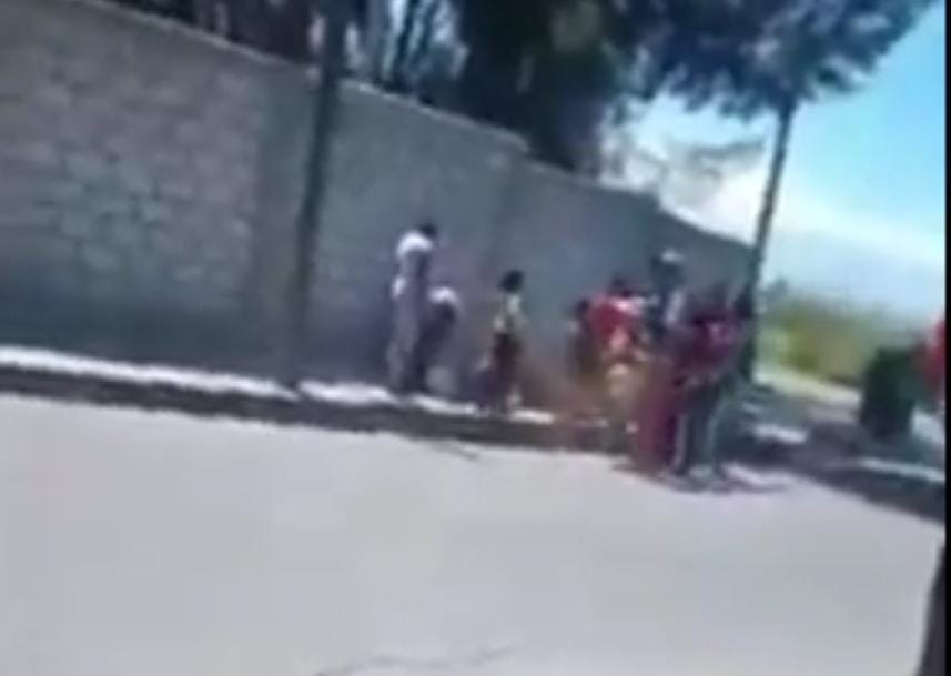 Causa indignación brutal golpiza de madre de familia a estudiante del CBTA