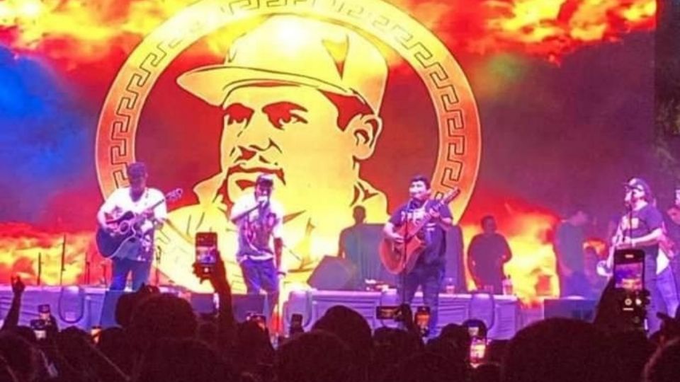 Por: Cortesía En aniversario 491 de Culiacán, Sinaloa, el cantante Peso Pluma exhibió el rostro del "Chapo" Guzmán.