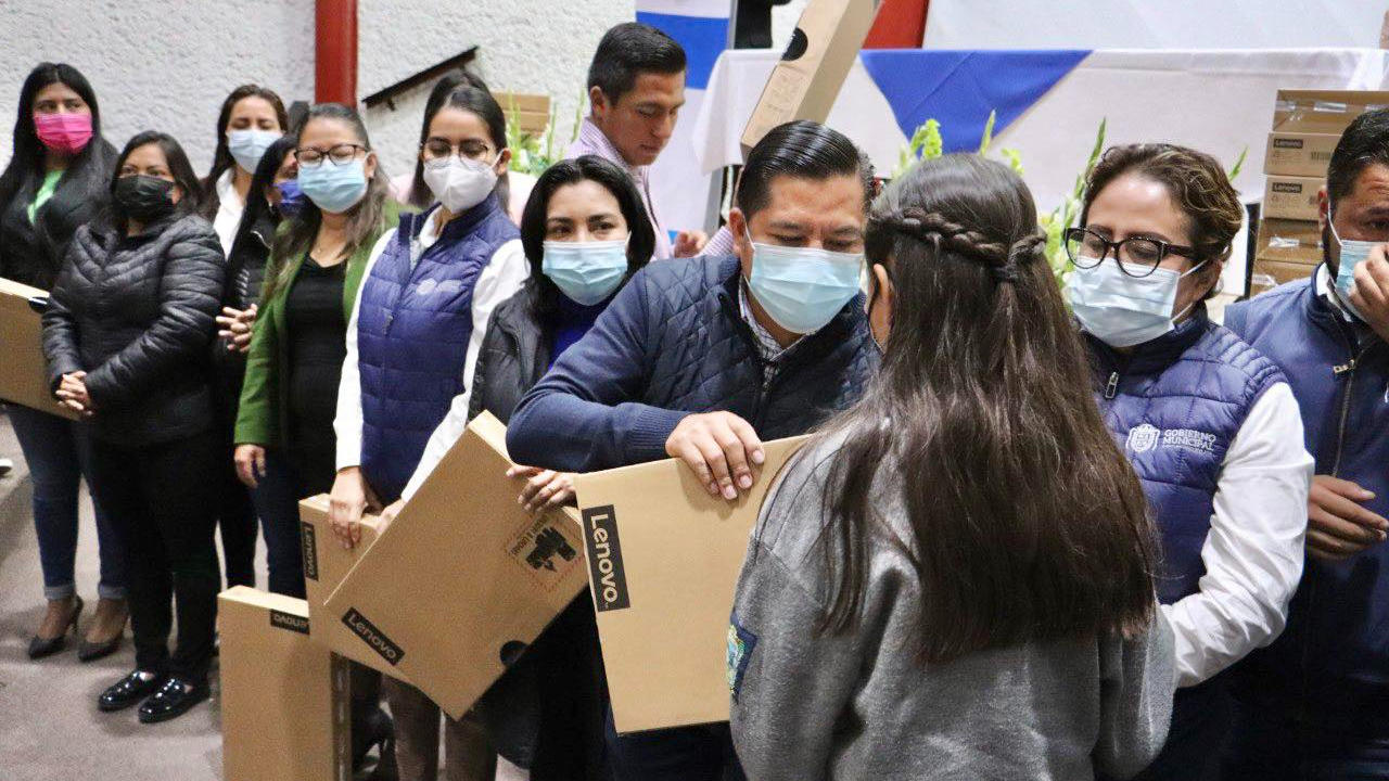Por: Cortesía Ayuntamiento de Cuautlancingo hizo entrega de equipos de cómputo a estudiantes sobresalientes