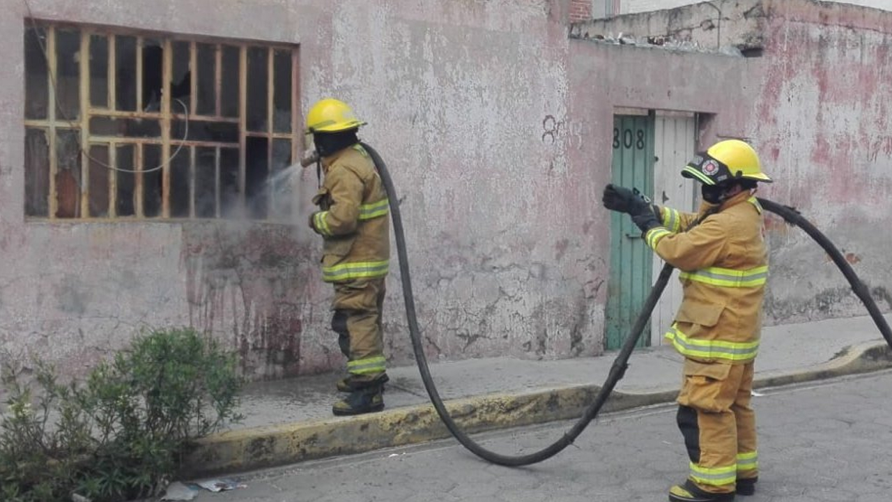 Por: Cortesía En San Pedro Cholula; elementos del cuerpo de bomberos lograron sofocar un incendio en el Barrio de Jesús Tlatempa