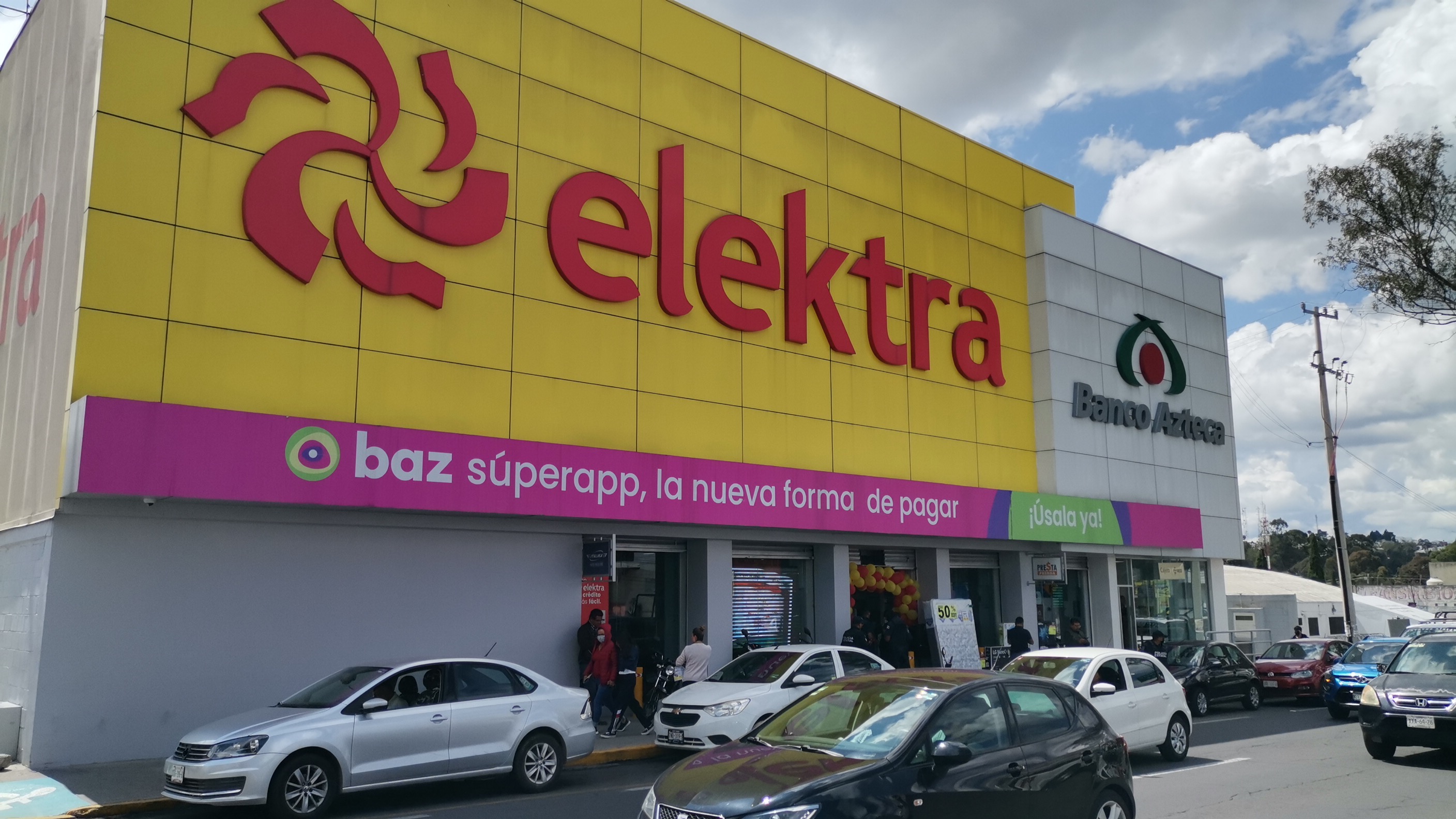 Sujetos armados atracan sucursal de Elektra, en Chiautempan 
