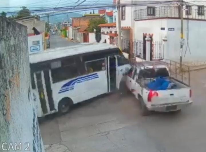 Por: Cortesía Ruta 67 sufre accidente en calles de Chachapa; solo fueron daños materiales (Vídeo)