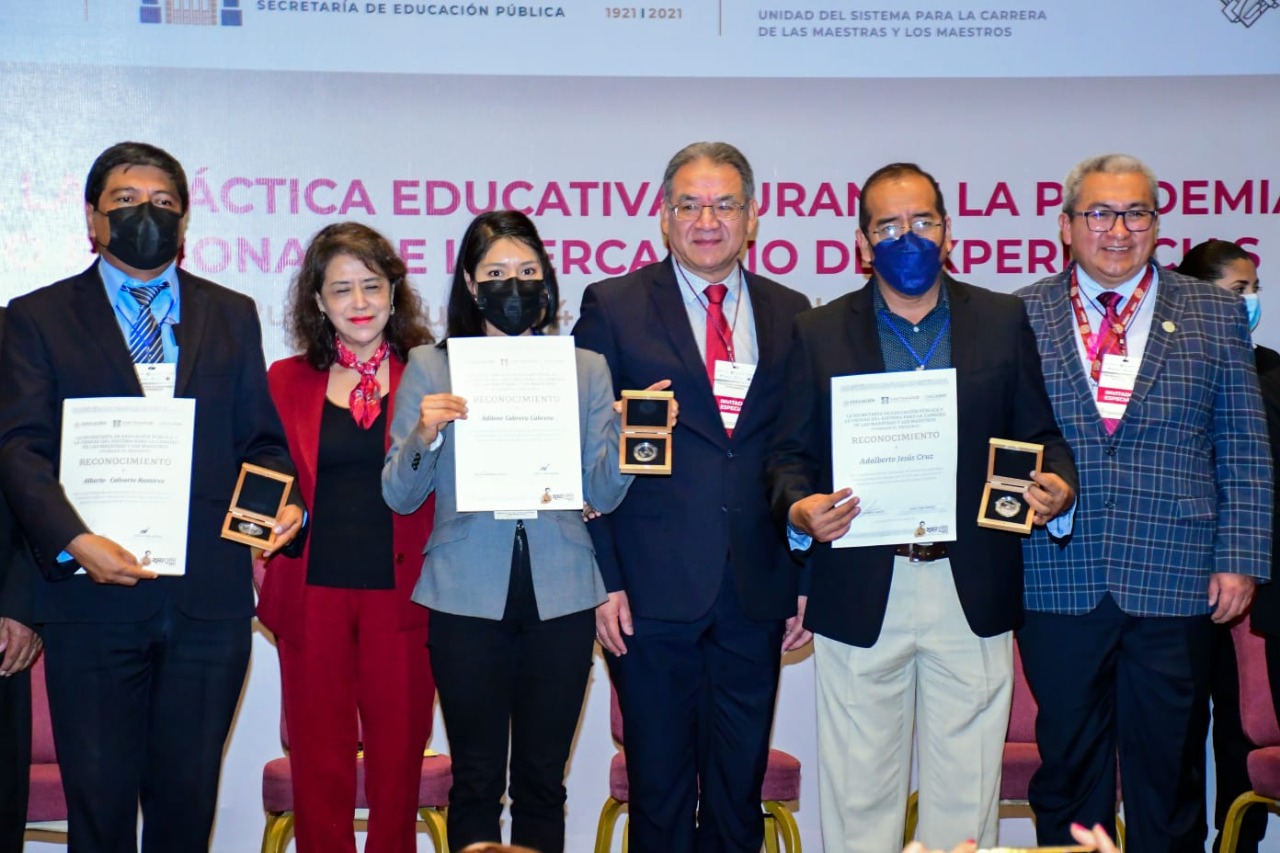 Recibe maestra del Cobat reconocimiento a práctica educativa en pandemia