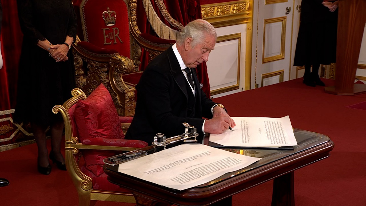 Por: Cortesía Es proclamado Rey Carlos III; familia real despide a Isabel II en misa privada