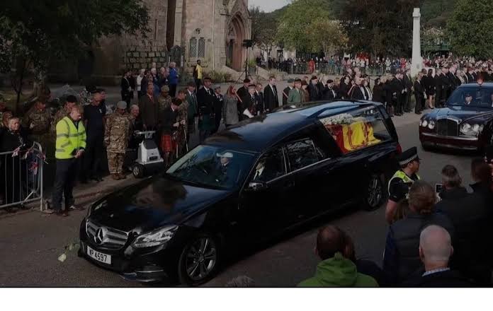 Por: Cortesía Cortejo fúnebre de la Reina Isabel II entró en Edimburgo
