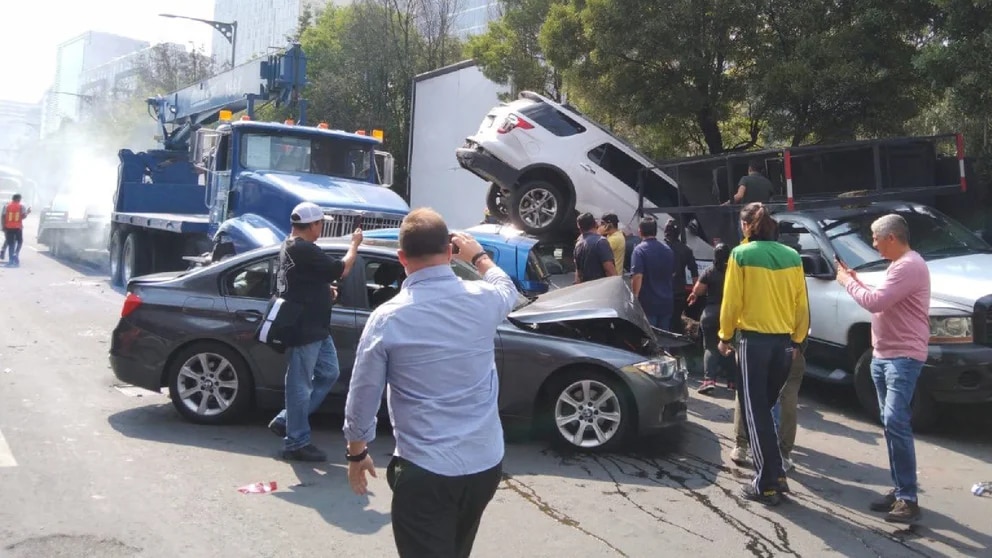 Por: Cortesía Tráiler se queda sin frenos y provoca carambola en la México-Toluca; dejó vehículos encimados