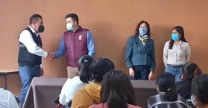 Por: Cortesía Alcalde de Santa Cruz Tlaxcala reconoce a alumnos graduados del Curso de Inglés Básico