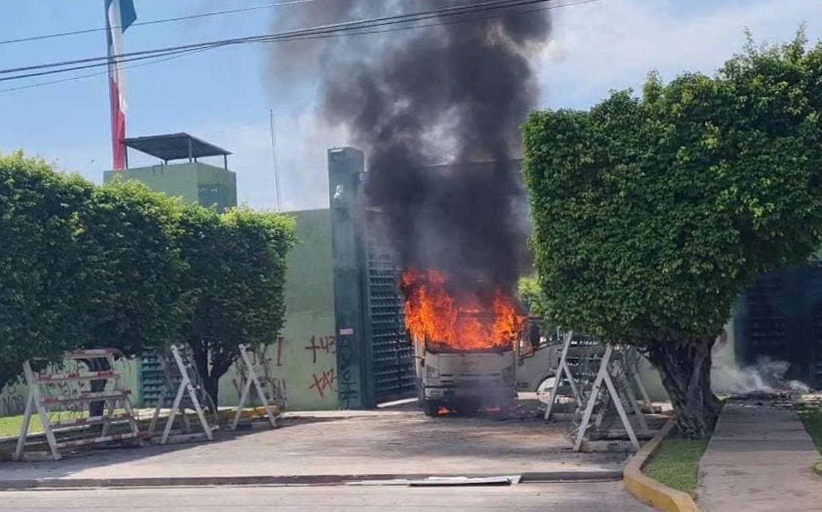 Por: Cortesía En forma de "protesta" normalistas prenden fuego y lanzan camión contra Batallón de Infantería