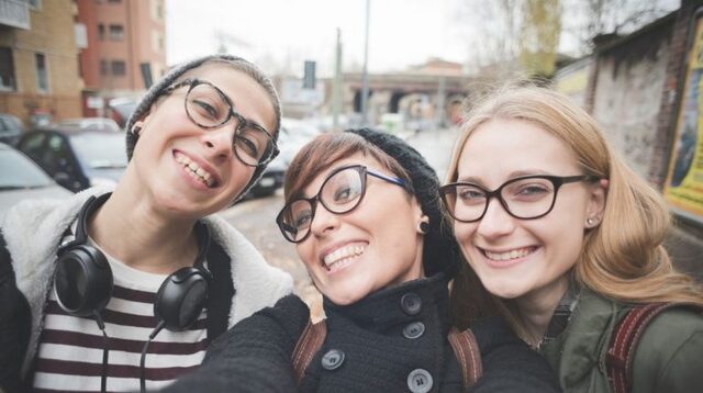 Por: Cortesía Usar lentes te hace lucir menos atractivo, seguro e inteligente, según un estudio