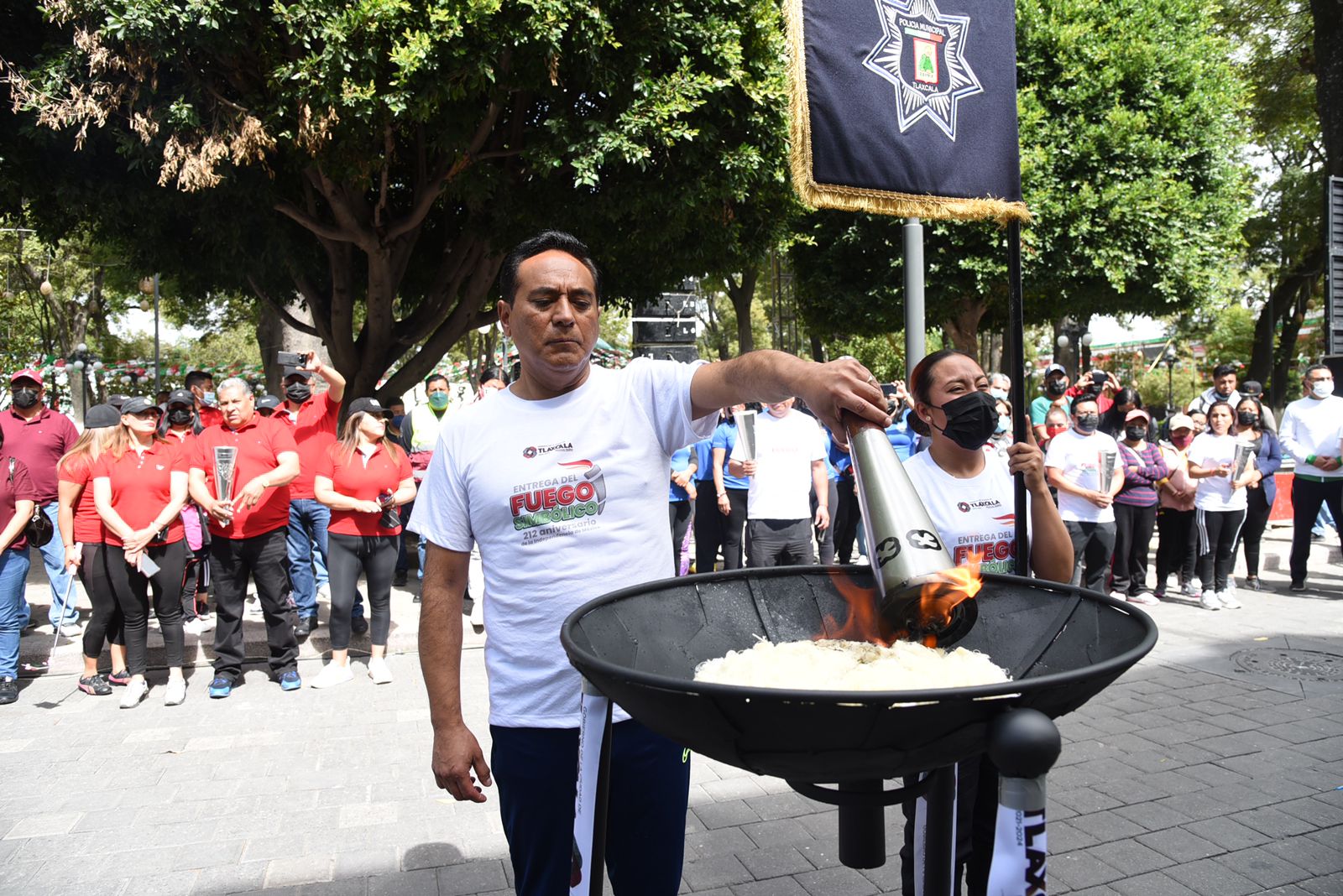 Por: Cortesía Jorge Corichi entrega el fuego simbólico a presidentes de comunidad y delegados de la capital