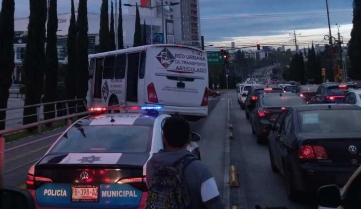 Por: Cortesía Chófer perdió el control y unidad de ruta terminó sobre el camellón frente al paradero de las Ánimas