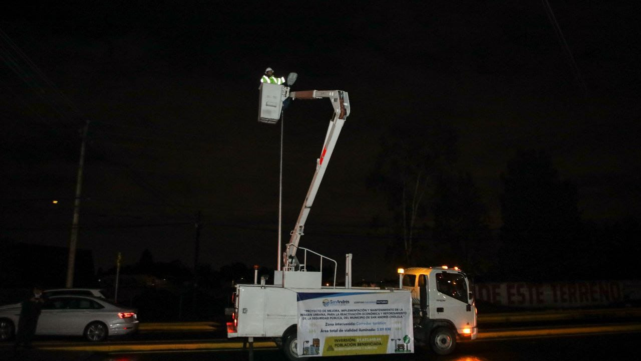 Por: Cortesía Gobierno de San Andrés Cholula instaló nuevas luminarias sobre el Corredor Turístico