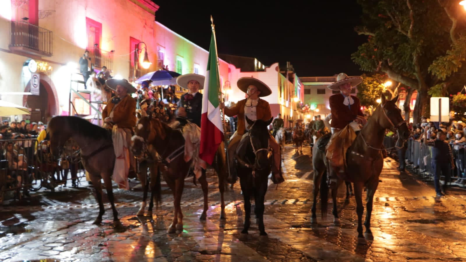 Por: Cortesía Participan atlixquenses y turistas en la tradicional cabalgata en las que se presenciaron más de 800 charros, jinetes, carrozas