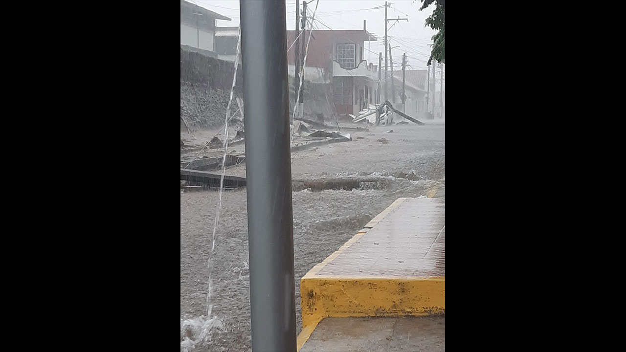 Por: Cortesía Colapsa techo de hospital y barda de escuela por fuertes lluvias en Veracruz;18 municipios presentaron afectaciones