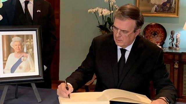 Por: Cortesía Marcelo Ebrard firma libro de condolencias en Lancaster House previo al funeral de la Reina Isabel