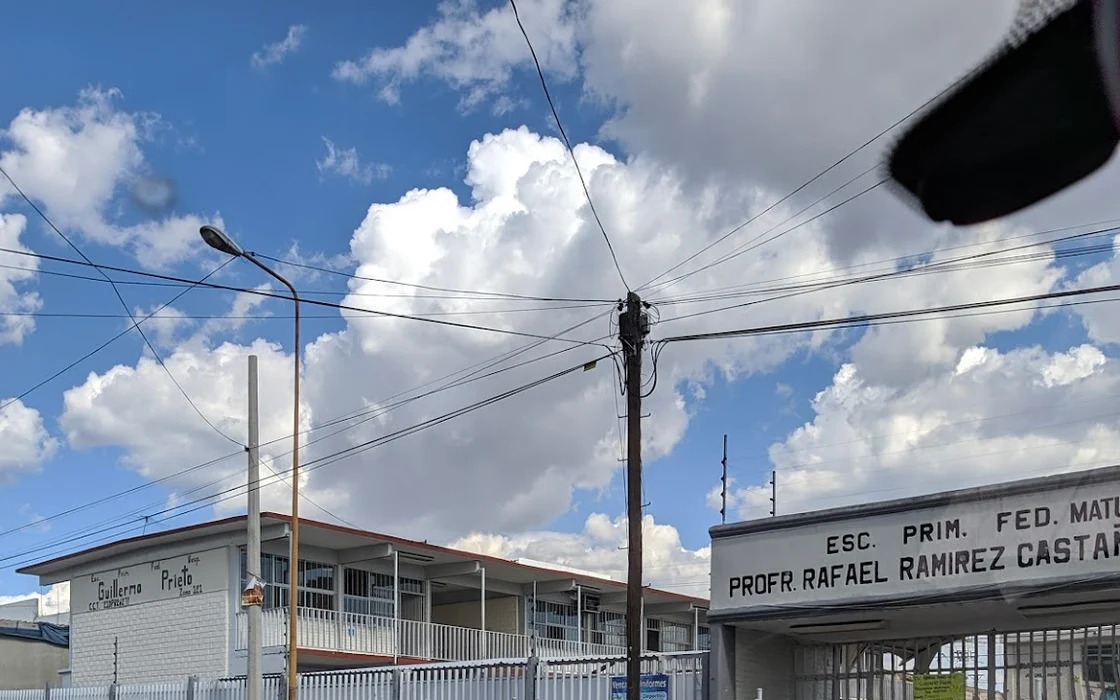 Por: Cortesía SEP investiga caso de menor al que dejaron solo afuera de su colegio por llegar tarde