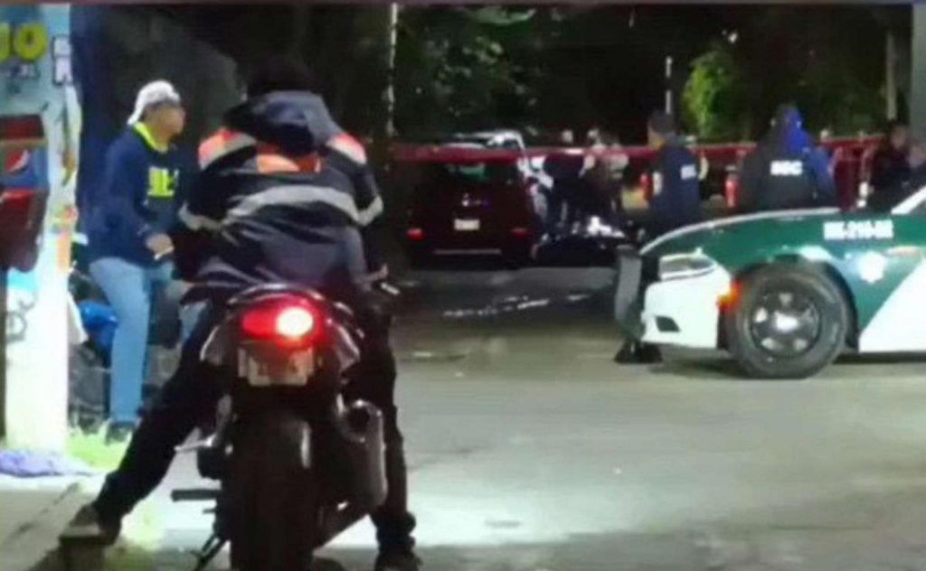 Por: Cortesía Motociclistas menores de edad fallecen al hacer “caballitos” y estrellarse contra un auto