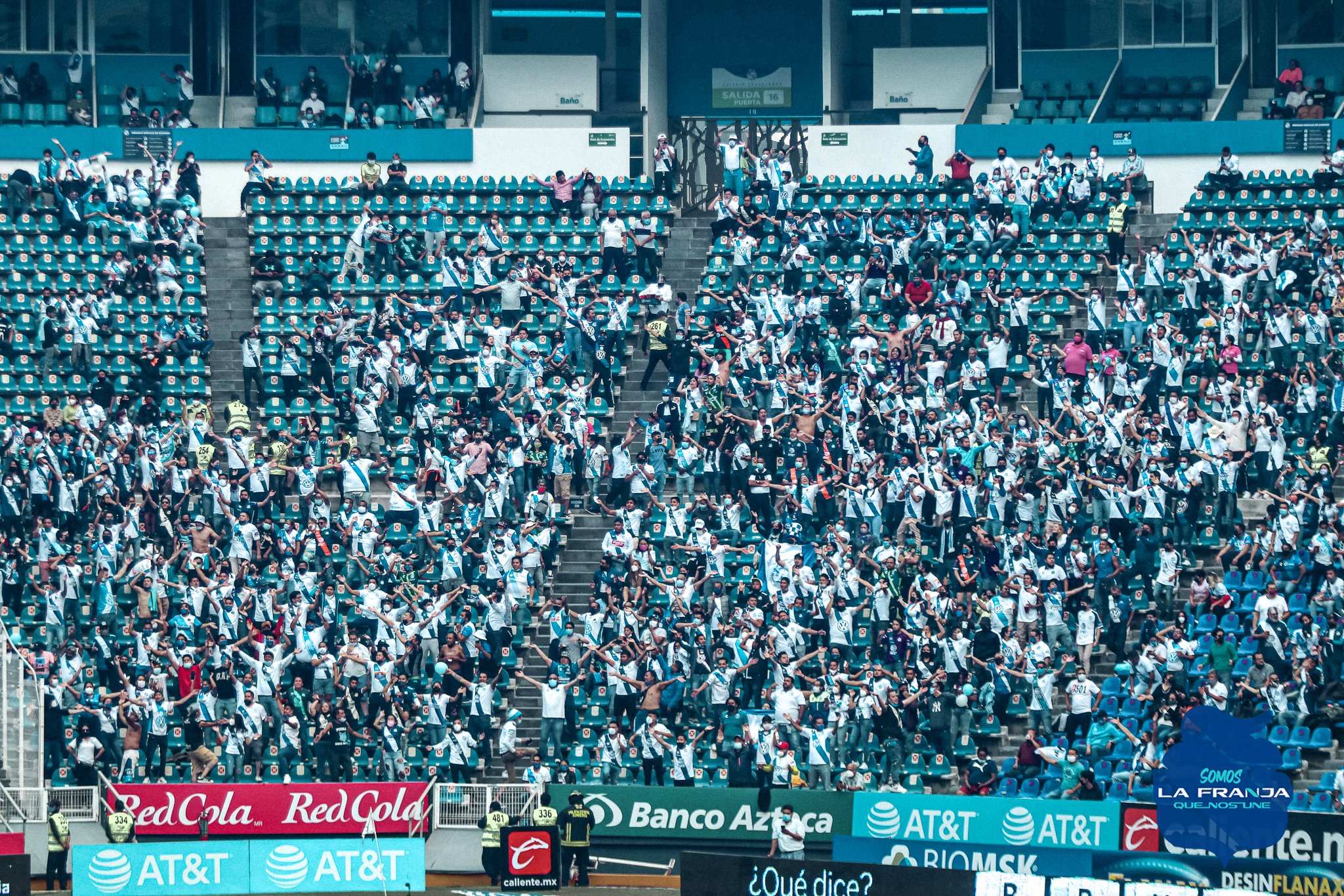 Castigan a la porra del Puebla por "mala conducta" contra el autobús de Tigres 