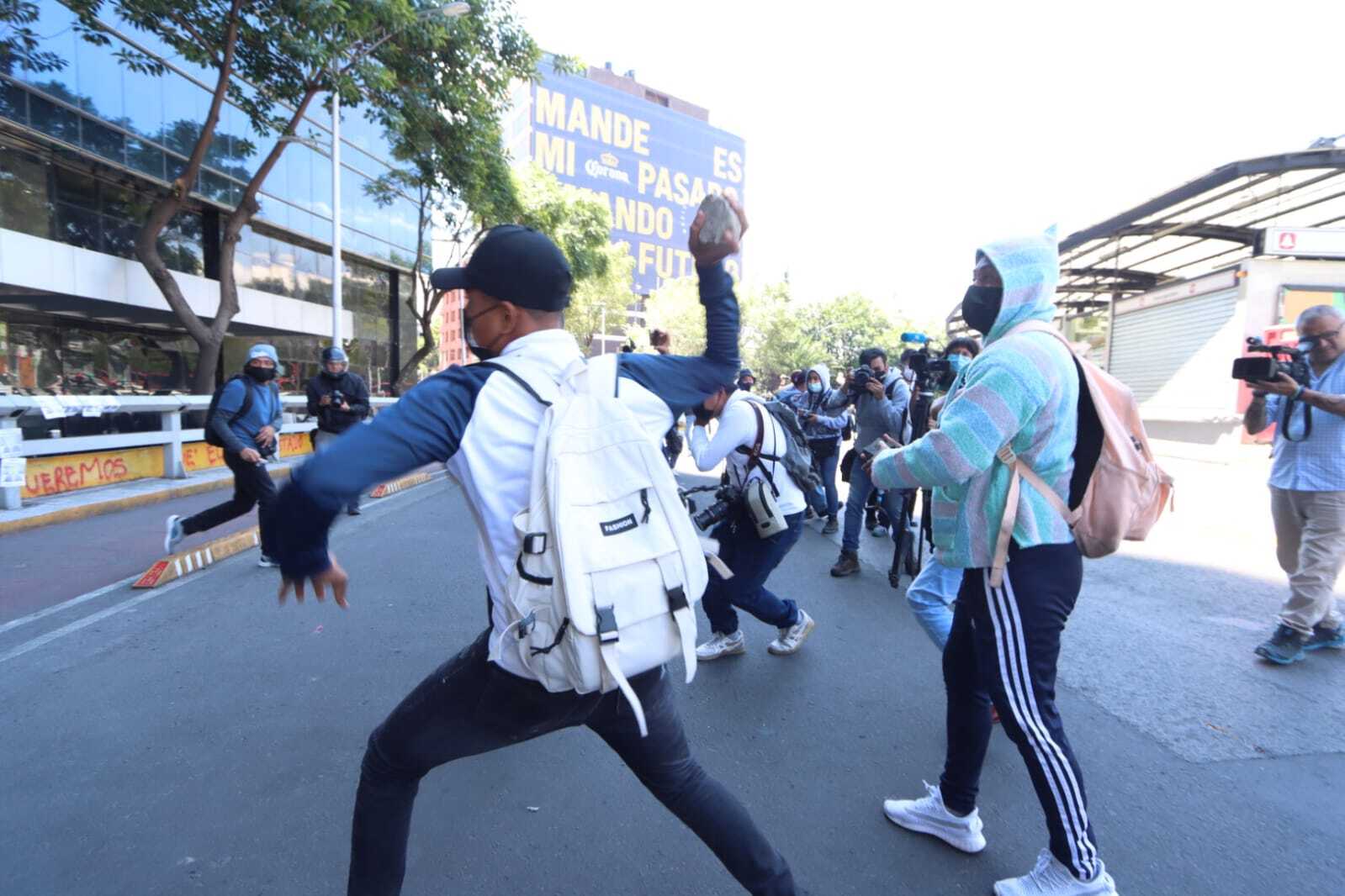 Por: Cortesía Concluye mitin por caso Ayotzinapa  en FGR con 11 elementos de la SSC heridos