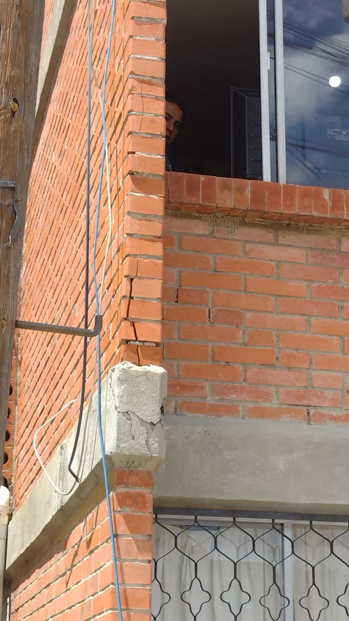 Tras sismo, reportan daños en unidad habitacional de Apetatitlán