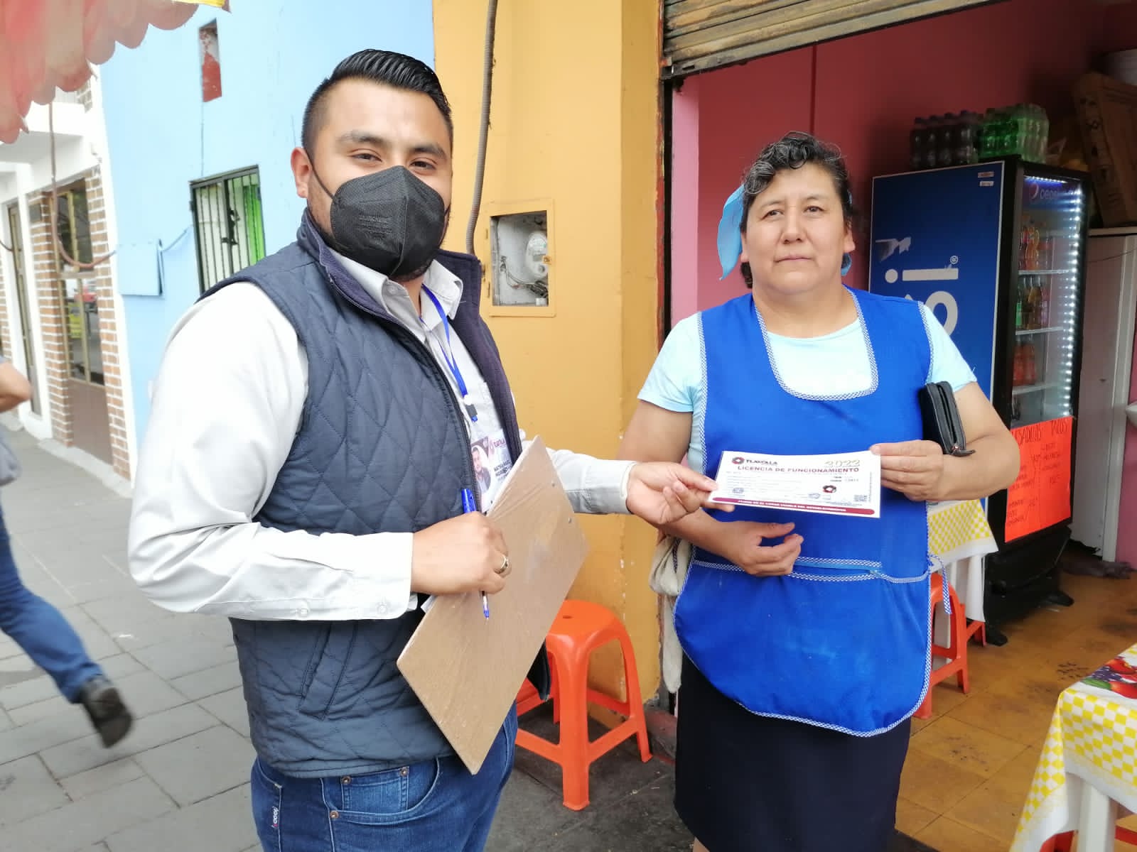 Comerciantes de Tlaxcala Capital reciben licencia de funcionamiento