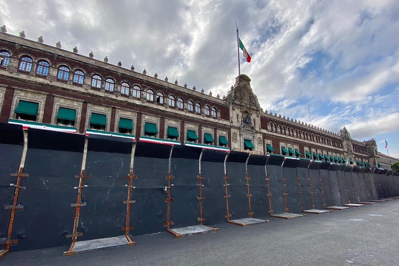 Por: Cortesía Cercan instalaciones del Palacio Nacional por posibles ataques durante manifestación de los 43 Normalistas de Ayotzinapa