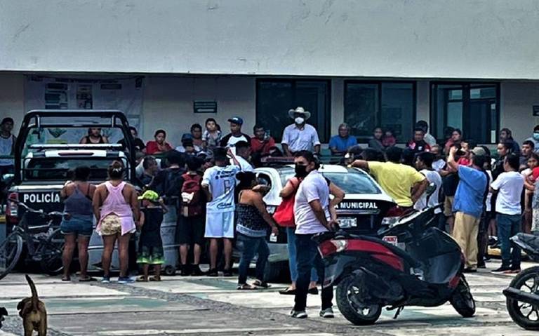 Joven es asesinado por policías durante detención en Xicotepec; policías se salvan de ser linchados