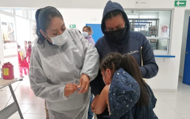 Detectan a antivacunas en Puebla que simuló vacunación de una menor solo para obtener certificado