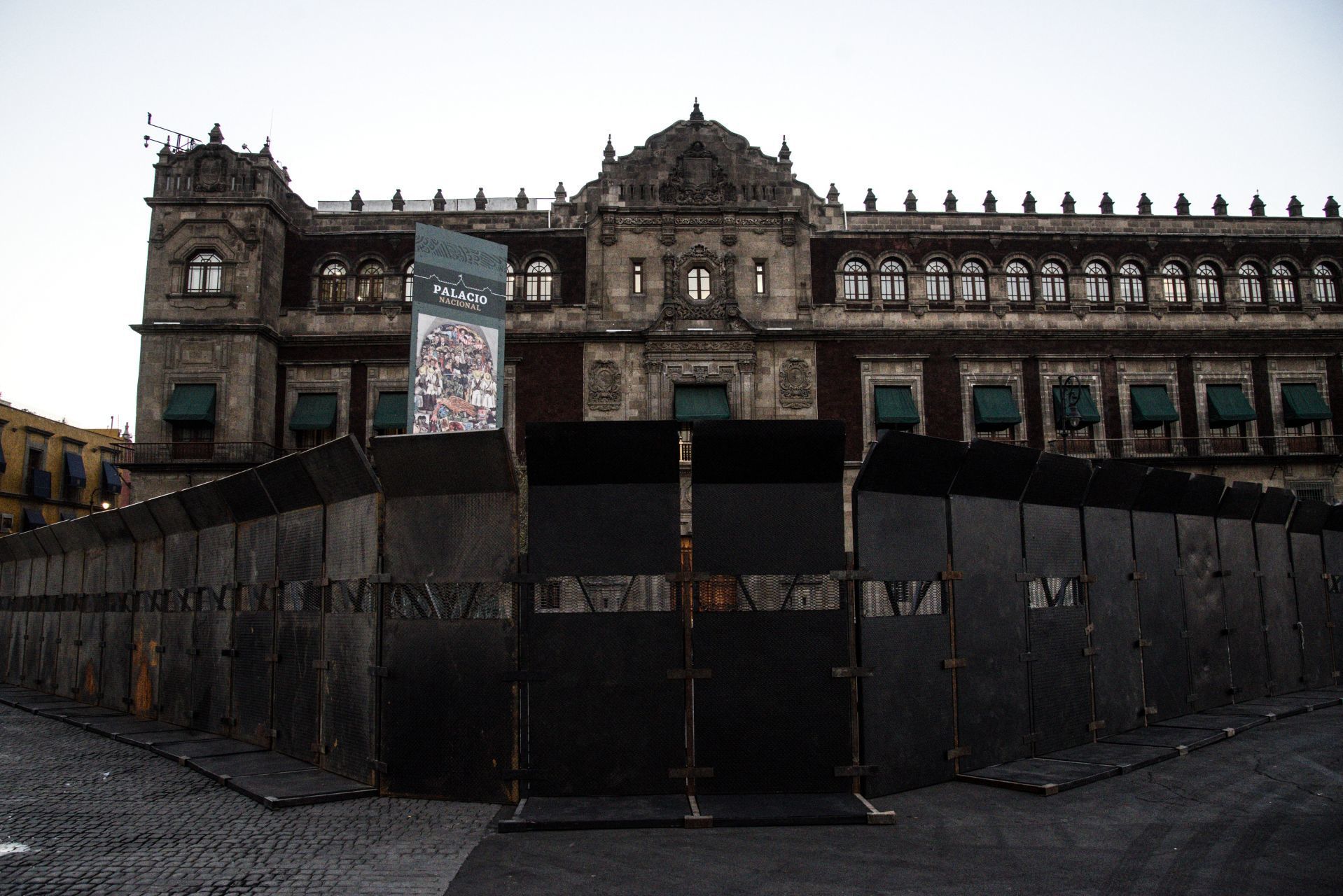 Por: Cortesía Permanece cerco que resguarda al Palacio Nacional; se prevé que sigan hasta el 2 de octubre