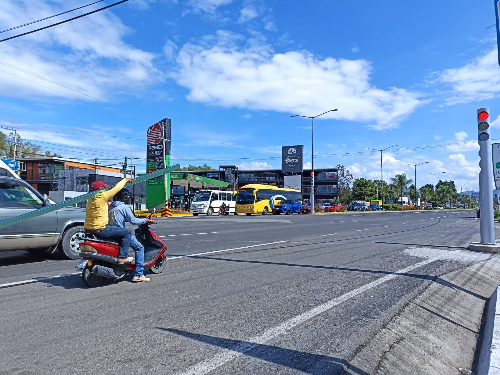 Por: Cortesía Informa ayuntamiento de Atlixco que semáforos en la zona de Moraleda ya están en funcionamiento, pide precaución