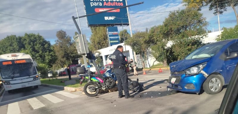 Por: Cortesía Ambulancia se accidenta y resulta en daños contra vehículo particular y un poste en la 11 Sur