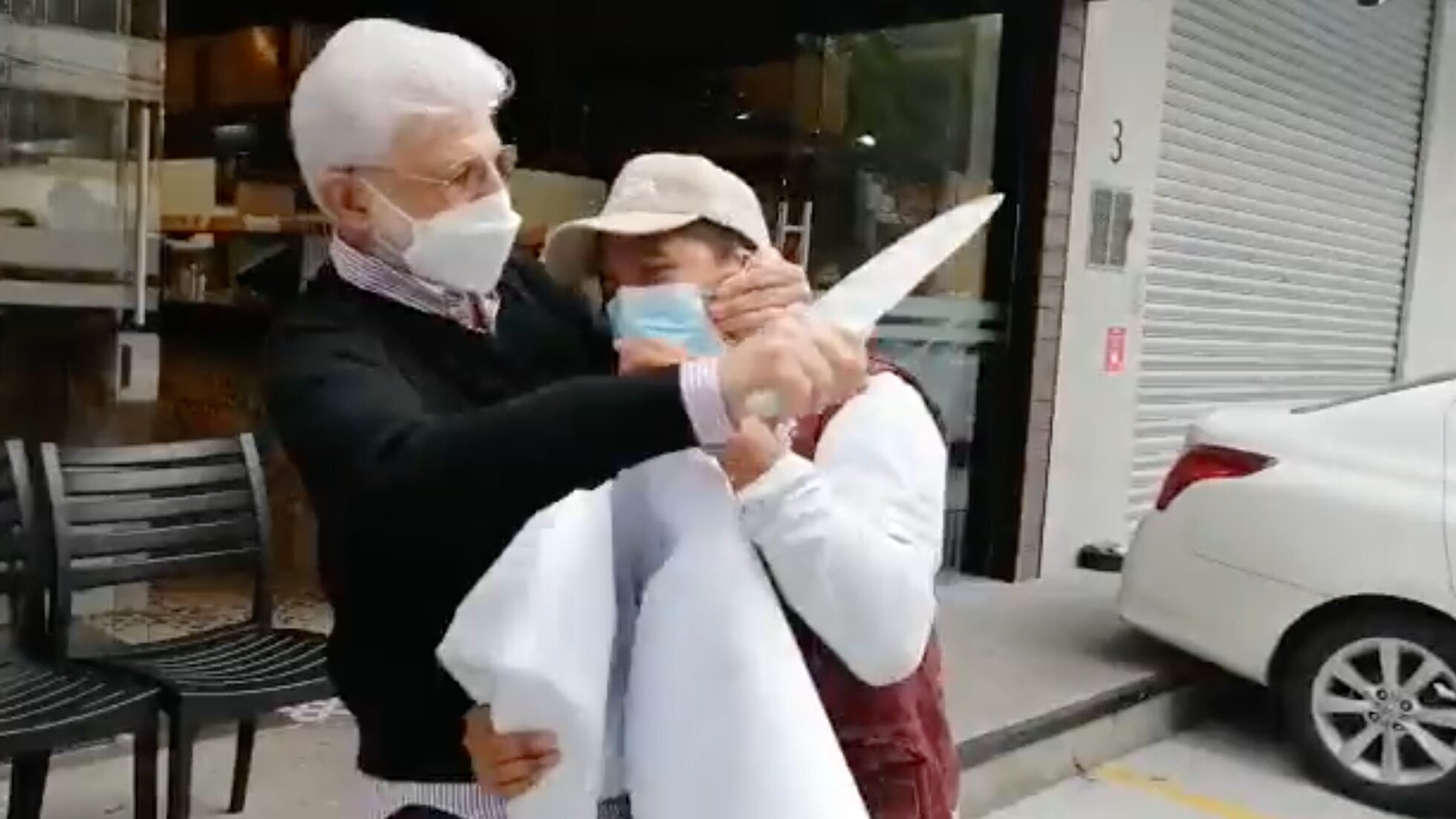 Por: Cortesía Padre del alcalde Tabe amenaza con cuchillo a empleado de Invea