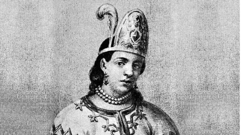 Por: Cortesía Los aztecas vieron un águila devorando a una serpiente en el lago de Texcoco La leyenda dice que de Aztlán salió un pueblo siguiendo a un dios llamado Huitzilopochtli. Éste les dijo que llegarían a su destino final, una especie de tierra prometida, cuando vieran a un águila devorando a una serpiente. Cuando esto ocurrió, ese pueblo levantó una de las ciudades más importantes de Mesoamérica: la gran Tenochtitlan, situada en medio del lago de Texcoco.  ¿Pero esto realmente ocurrió? El arqueólogo Eduardo Matos Moctezuma, doctor honoris causa por la Universidad Nacional Autónoma de México (UNAM), señala:  “Tanto las crónicas, especialmente del siglo XVI, se entreveran o mezclan con el dato histórico y el mexica va a decir que se asienta donde vieron el símbolo que su dios Huitzilopochtli les indicó: el águila parada en el nopal, pero ese hecho jamás ocurrió”.  También te puede interesar: Aztlán: la mítica ciudad prehispánica en México que nadie ha podido encontrar  Cuando los aztecas llegaron al Valle de México, el grupo más poderoso estaba asentado en Azcapotzalco bajo el mando de Tezozomoc, quien indicó a los aztecas que podían tomar posesión de los islotes del lago de Texcoco.  En ese sitio es cuando los aztecas hicieron alianza con los señoríos de Tacuba y Texcoco, la llamada Triple Alianza. Esta dio como resultado la liberación de Azcapotzalco en 1428 y su futura expansión por buena parte de Mesoamérica.  “Al momento del triunfo, Izcóatl, señor de Tenochtitlan, ordena que se reescriba la historia, y empieza a inventar una nueva historia. A mi juicio ahí nace el concepto del águila parada sobre el nopal. El águila representa a Huitzilopochtli”, relató el investigador en una charla especial.  En el Teocalli de la Guerra sagrada, ubicado en la sala mexica del Museo Nacional de Antropología, se aprecia que el águila tiene en el pico el símbolo de la guerra, el Atlachinolli, y no una serpiente.