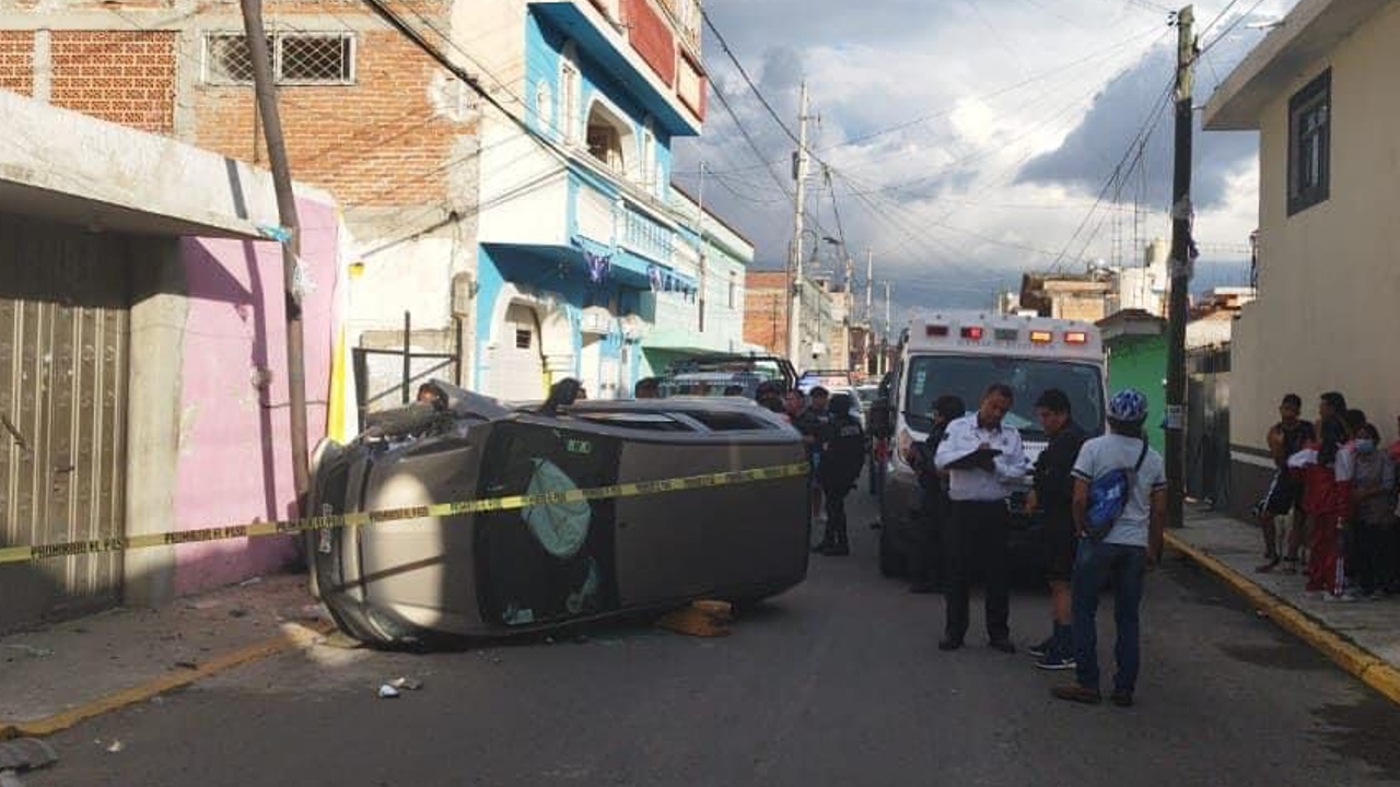 Por: Cortesía En San Andrés Cholula; la volcadura de un automóvil dejó como saldo a dos personas y un bebe lesionados